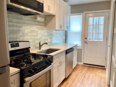 Bright Ravenswood 1 Bdrm + Parking Main Photo