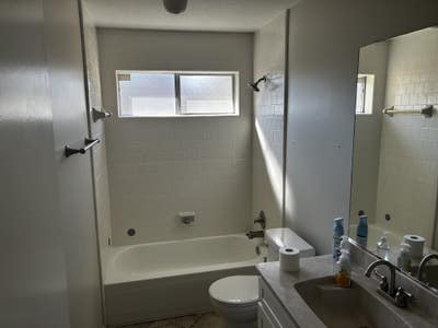 Looking for a laid back roommate Main Photo