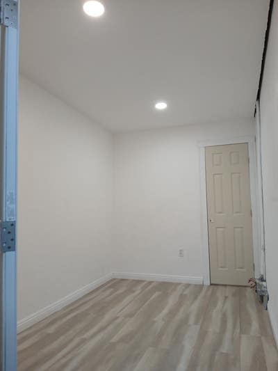 Room/bathroom and shower for rent Main Photo