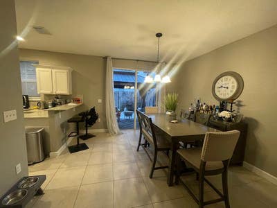 1/2 rooms for rent in a 4bed/3 full bath townhome Main Photo