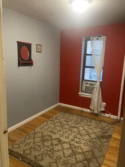 *Women* 1 bedroom for rent 1 block from the 6  Main Photo