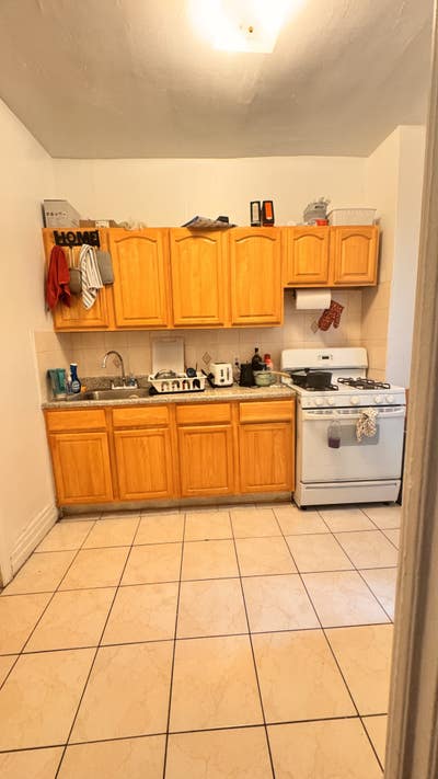 1 room in 2 bedroom apartment $1000 per month Main Photo
