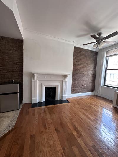 Sunlit Studio with High Ceilings in Midtown Main Photo