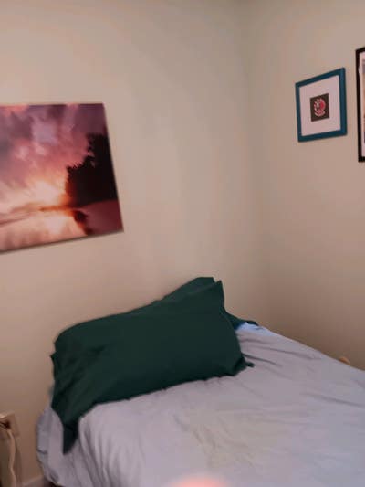 Large sunny room Main Photo