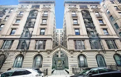 Room with private bathroom in Manhattan.  Main Photo