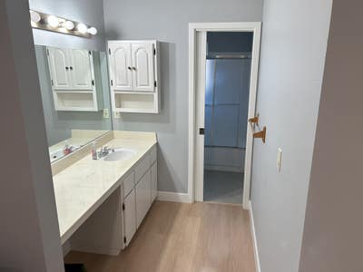 Huge Room + Private Bath in Newly Renovated Th Main Photo
