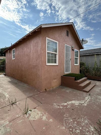 Tiny cozy house witha beautiful backyard  Main Photo