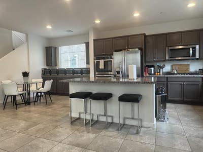 Beautifully Appointed Modern Inspirada Room for Re Main Photo