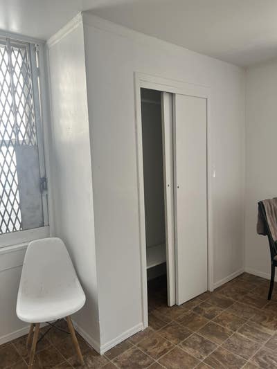 Bright sunny room with outdoor rooftop access Main Photo