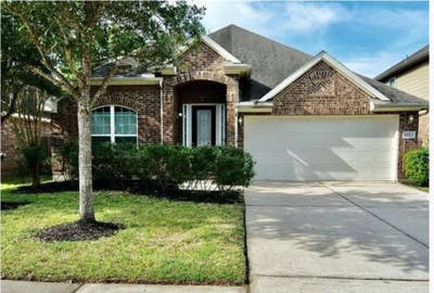 Cozy 4 bedroom home - looking for a mature female  Main Photo