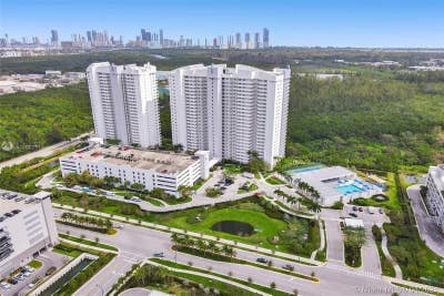 Spacious Miami Condo in Sole Mia Near Fiu North  Main Photo