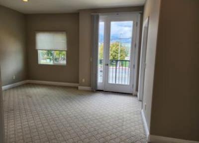 Room available in beautiful town home Main Photo