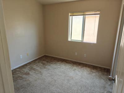 Lovely Room in 5 Bedroom Home!!! Main Photo