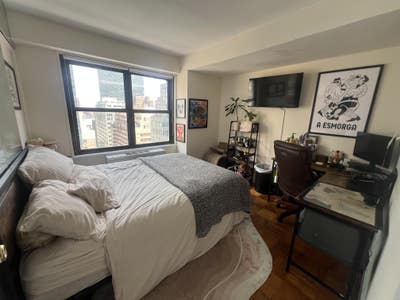 Great Room with lots of Natural Light in Midtown! Main Photo