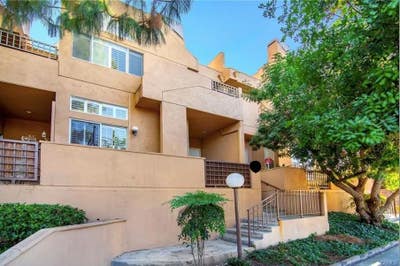 Beautiful trilevel townhouse  Main Photo