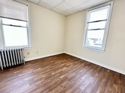 Room available for rent in a 4 bedroom apartment! Main Photo