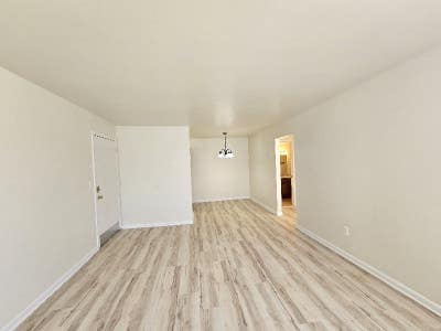 Completely remodeled pool frontCharming Single Uni Main Photo
