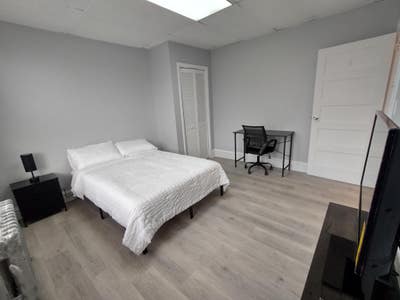 Comfy & Spacious Penthouse Corner Apartment with L Main Photo