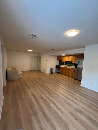 JC: 2 Rooms/1 Bath (Parking & utilities included) Main Photo