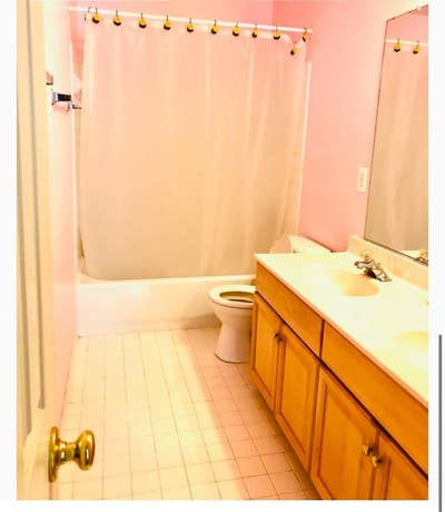 Private room with own bathroom Main Photo