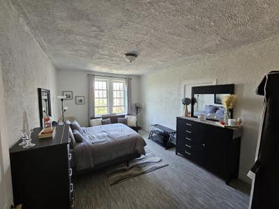Gaint spacious room, close to everything  Main Photo