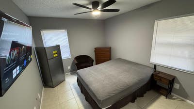Fully Furnished Room in Boca ― Quiet and Clean! Main Photo