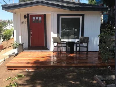 Charming Single Unit in Los Angeles with Great Loc Main Photo