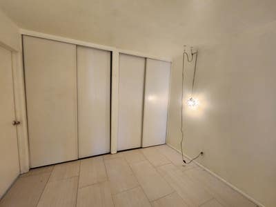 Looking for a professional or a student roommate Main Photo