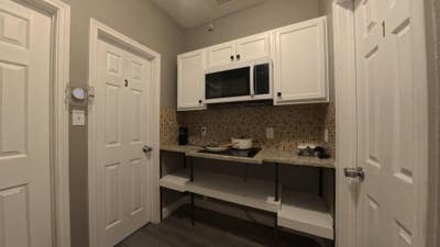 Comfy & beautiful Dallas House with a Television a Main Photo