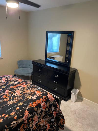 Looking for a female roommate  Main Photo