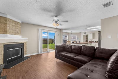 Comfort ðŸ›ï¸, Community ðŸ¤& Easy Access to all of D Main Photo