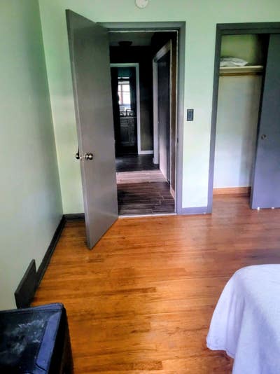 1 room in quit neighborhood  Main Photo