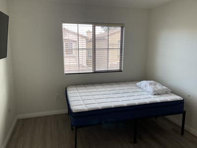  Nice and bright Room close to grocery stores  Main Photo