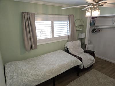 Cozy and clean room w/bathroom in N Inglewood  Main Photo