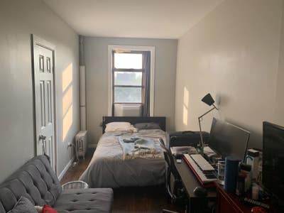 Room for Rent Available Main Photo