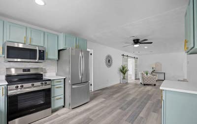 Modern 1 Bed Bath Room perfect for a couple in Me Main Photo