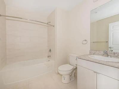 Large Sunny Room and Private Bathroom Main Photo
