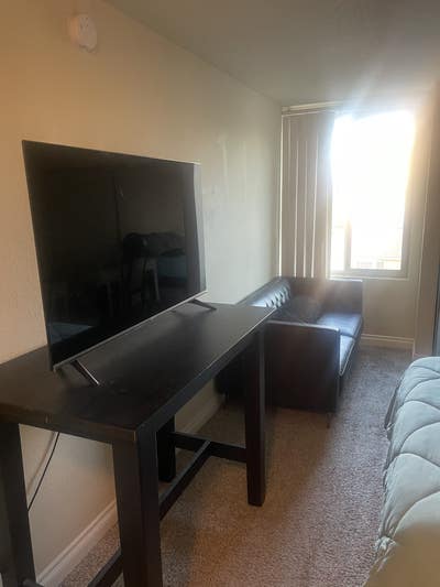 Furnished room in central location in Sherman Oaks Main Photo