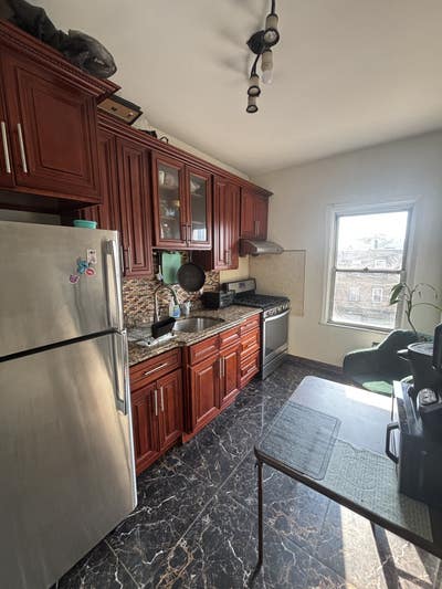 Room for rent in Woodside Main Photo