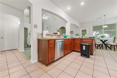 2-3 Rooms and Bath Private Upstairss Main Photo