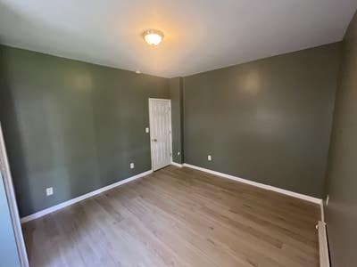 Female looking for row-home roommate Main Photo