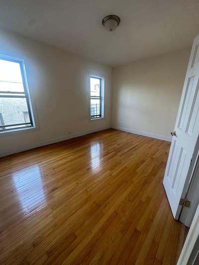 1 Room available in 3BR apartment/elevator/laundry Main Photo