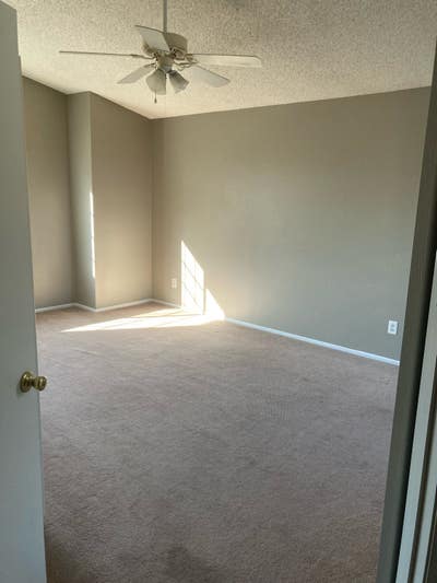 Huge Suite-Style room-Fits Bedroom & Office/Lounge Main Photo