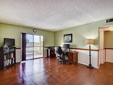 Beautifully Updated Well Maintained Quiet Condo Main Photo