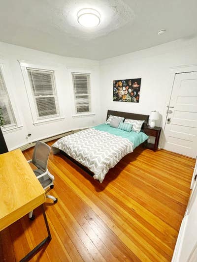 Prime Location! Room available in a Fully Furnish Main Photo