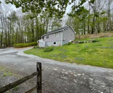 Charming Middlebury Cottage Main Photo