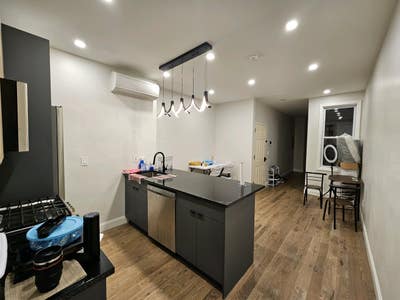 Looking for a roommate in a newly renovated apt Main Photo