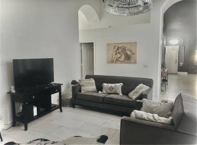 Bright semi-furnished room in a quiet neighborhood Main Photo
