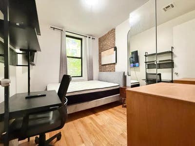 Furnished room, Laundry+rooftop+hardwood floor#788 Main Photo