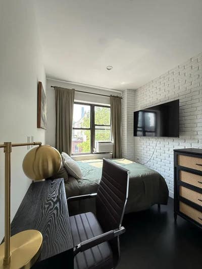 Bright HDTV room, AC, dresser, desk, closetÂ #711 Main Photo